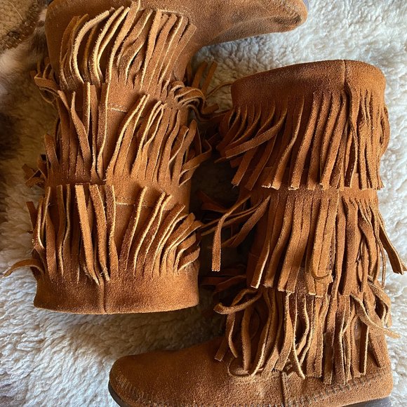 Minnetonka 3 Layer Fringe Moccasin Boots - Picture 2 of 6